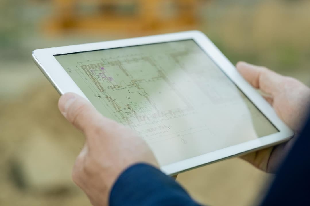 Planimetria di una casa consultata su tablet durante un sopralluogo tecnico